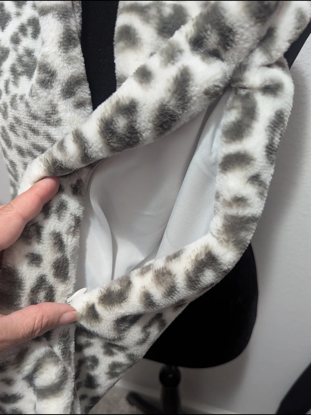 Plush Leopard Print Scarf in White and Gray